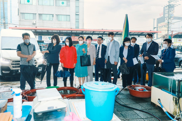 ▲ '사강전통시장' 살펴보는 모습.