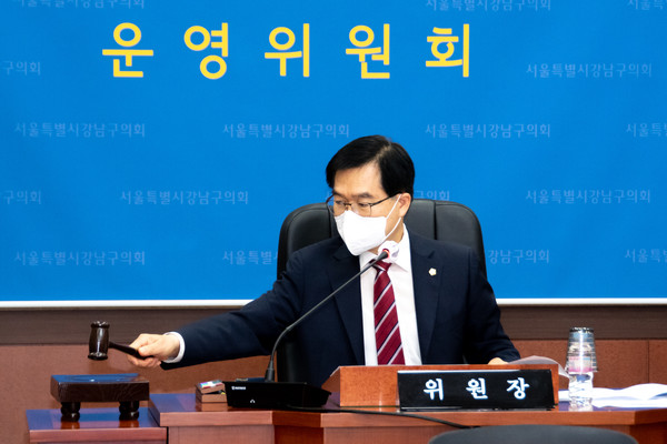 ▲ 회의를 진행 중인 한윤수 운영위원장.