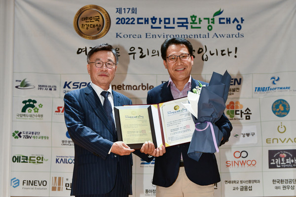 ▲ 이규용 대한민국환경대상위 위원장-이인근 서울시 환경에너지기획관.