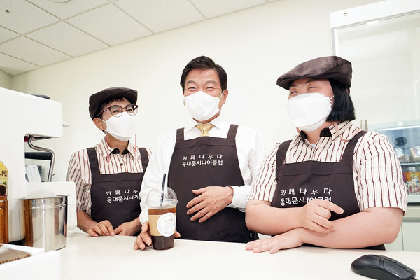 ▲‘카페나누다’ 개소식에 이필형 동대문구청장(가운데)과 청년 바리스타(오른쪽), 어르신 바리스타(왼쪽) 등이 참석했다.