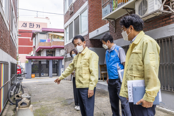 ▲ 수해 피해세대 현장 점검하는 윤환 계양구청장.