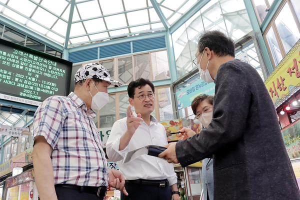 ▲ 신월2동 경창시장 현장을 찾은 이기재 양천구청장.