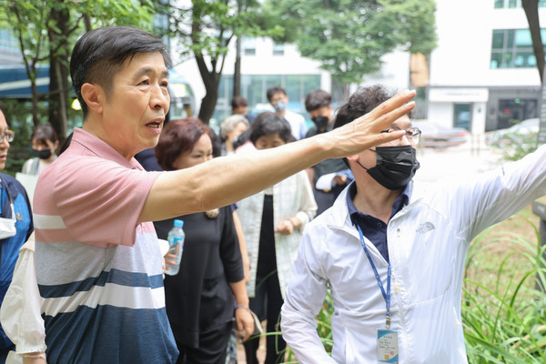 ▲ 전성수 서초구청장이 남부터미널역(우면산 쌈지공원, 서초동 길마중길)을 찾아 주민들과 이야기를 나누고 있다.