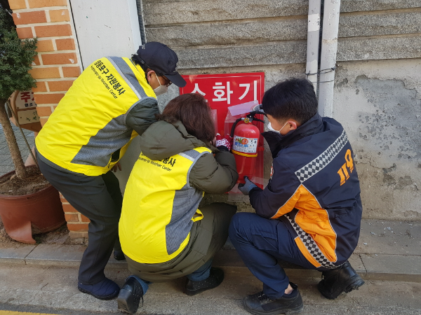 ▲ 보이는 소화기 교체 모습.