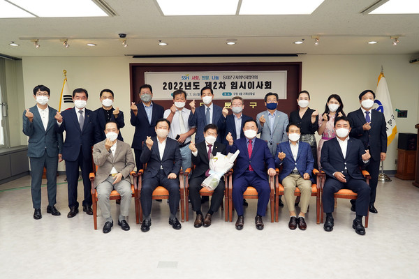 ▲이필형 동대문구청장(사진 앞줄 왼쪽 세 번째)이 동대문구사회복지협의회 박상종 회장(사진 앞줄 왼쪽 네 번째)을 비롯한 임원들과 기념 촬영을 하고 있다.