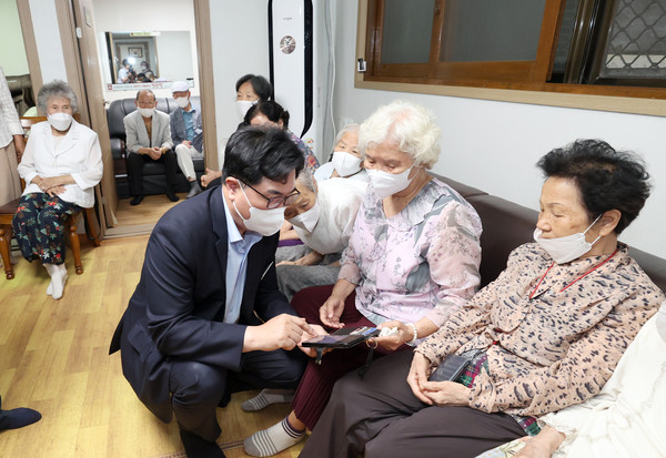 ▲ 박일하 동작구청장이 구립 충신경로당에서 어르신들과 와이파이 연결 시연을 하고있다.