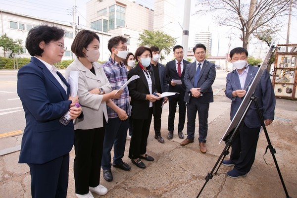 ▲ 공유재산매각대상지 브리핑 진행하는 부천시의회 재정문화위원회 의원들.