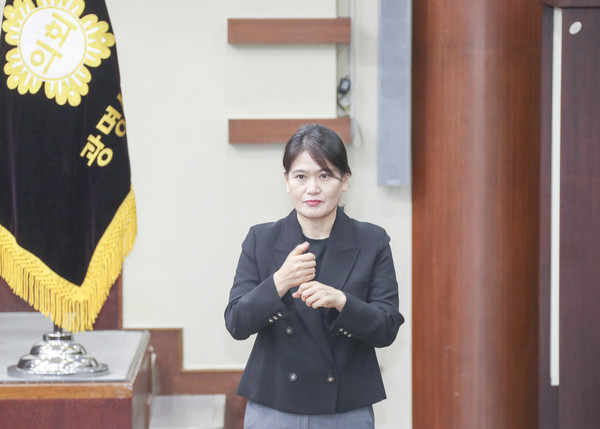 ▲ 제270회 광명시의회 임시회 제1차 본회의에서 수화통역 서비스를 제공하는 모습.