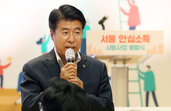 ▲ 서강석 송파구청장이 서울 안심소득 시범사업 출범식에 참석해 축하 인사를 전하고 있다.