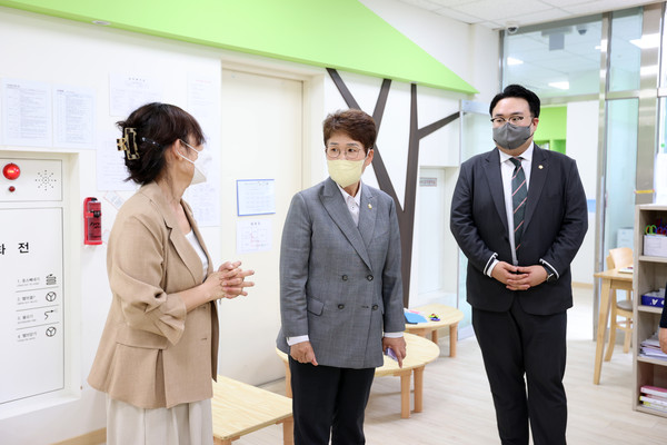 ▲ 시설둘러보는 송미희 의장(가운데)과 이상훈 의원(오른쪽).