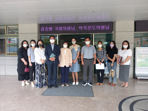 ▲ 천천중 현장방문 기념촬영하는 박옥분 의원.