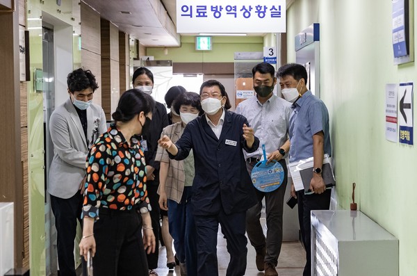 ▲ 보건소 방문한 김경호 광진구청장.