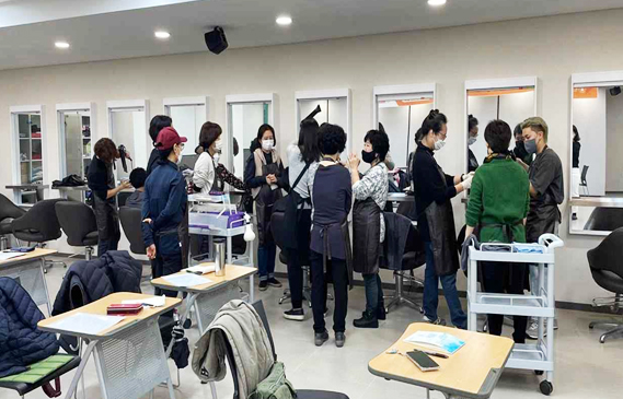 ▲ 2021년 대학 연계 평생교육 프로그램 강의 ‘환경 친화적 헤어 케어’.