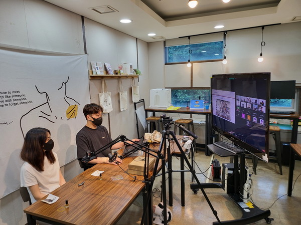 ▲ 청소년글로벌기획단과 국제교류활동 진행중인 모습.