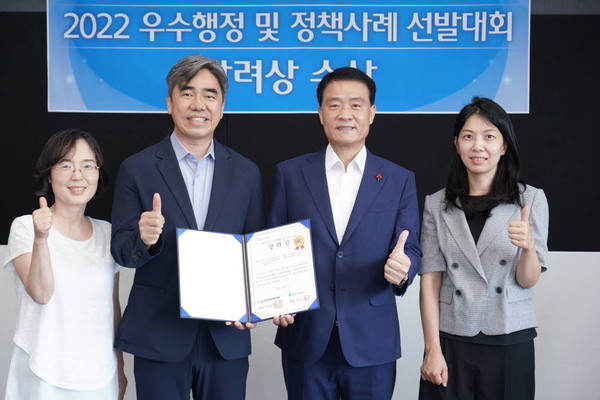 ▲ 이승로 성북구청장(오른쪽 두 번째)과 성북구보건소 관계자, 생명의전화종합복지관장이 장려상 기념사진을 찍고 있다.