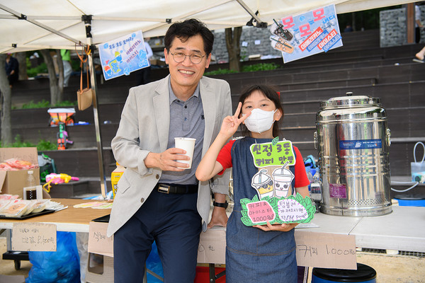 ▲ '신정3동 마을 축제' 행사에서 부스체험중인 이기재 양천구청장.