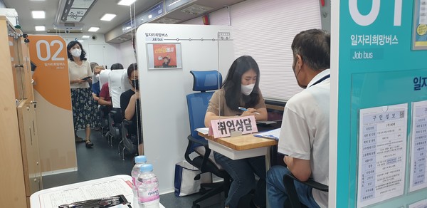 ▲ 계양구 일자리 희망버스 운영 모습.