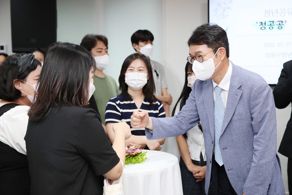 ▲ 청년지원센터 청년공유공간(청공공) 개소식에서 청년들과 인사를 나누는 정원오 성동구청장.