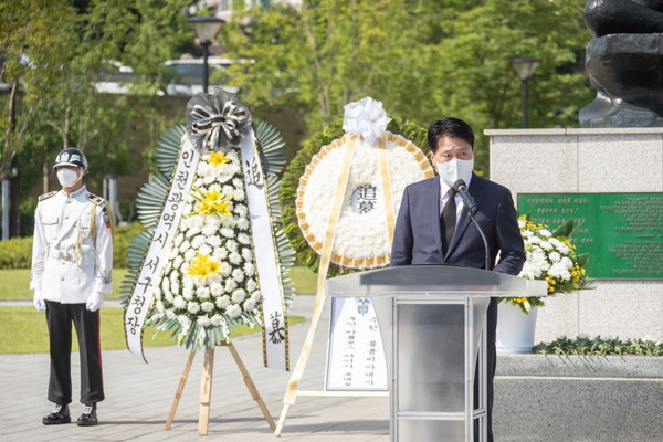 ▲ 추모사 전하는 강범석 서구청장.