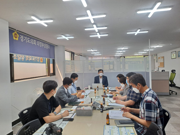 ▲ 소통형 의정활동 수행하는 이영봉 의원.