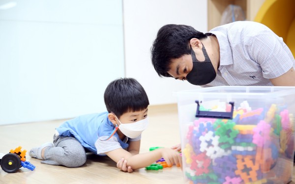 관악형 마더센터 아이랑 낙성대점에서 놀이하는 가족 모습