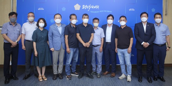 ▲ 이관우 부의장·이종원 의원, 진위면 주민자치회 건의사항 관련 간담회 개최 기념사진 촬영.