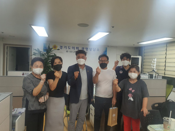 ▲ 김정호 의원, 광명 철산주공10,11단지 지역주민들과 지역 현안 정담회 가진 후 기념사진 촬영.