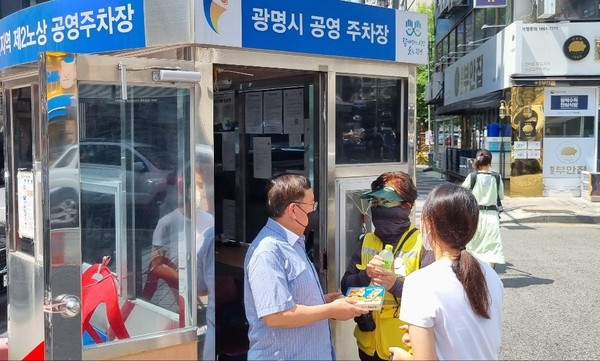 ▲ 주차직원 격려하는 박충서 직무대행.