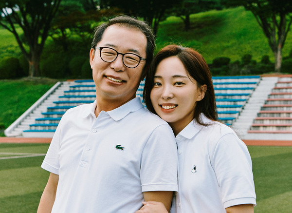 ▲ 2022년 8월 부녀의 추억이 담긴 기흥캠퍼스 대운동장에서 아버지(정재표)와 딸(정나영)이 함께 찍은 사진.