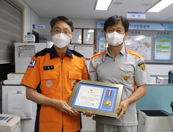 ▲ 홍순일 봉담의용소방대원 화성소방서 화재진압 유공자 표창 수여식.