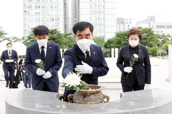 ▲ 염종현 의장 등 신임의장단, 현충탑 참배 모습.