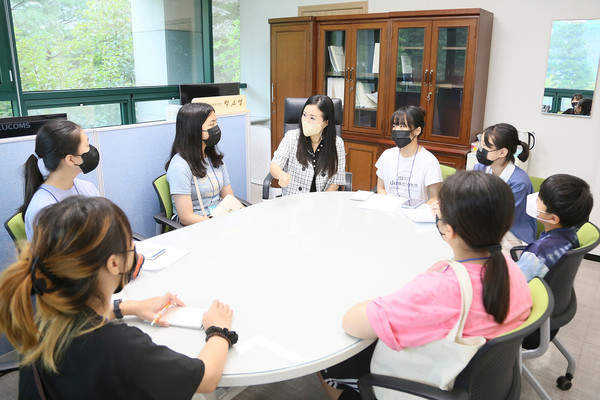 ▲ 청소년기자단과 인터뷰중인 박소영 의회운영위원장(가운데).