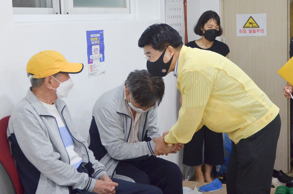 ▲ 이재민 격려하는 서강석 송파구청장.