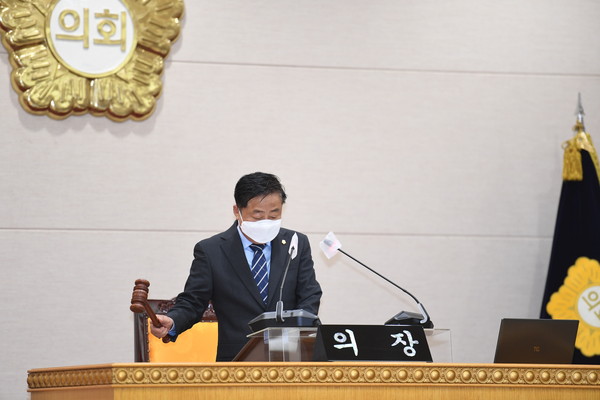 ▲ 윤창철 의장이 제345회 임시회 제2차 본회의에서 ‘2022년 제3차 수시분 공유재산 관리계획의 건’을 의결하고 있다.