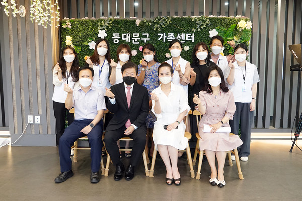 ▲이필형 동대문구청장(사진 앞줄 왼쪽 두 번째)이 센터 관계자 및 다문화 가족들과 만나 소통의 시간을 가진 뒤 기념 촬영을 하고 있다.
