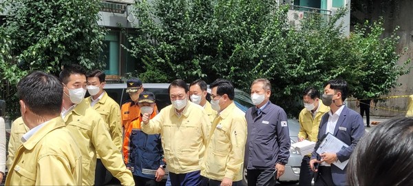 ▲ 사당동 극동아파트 옹벽 붕괴 현장을 방문한 윤석열 대통령과 박일하 동작구청장.