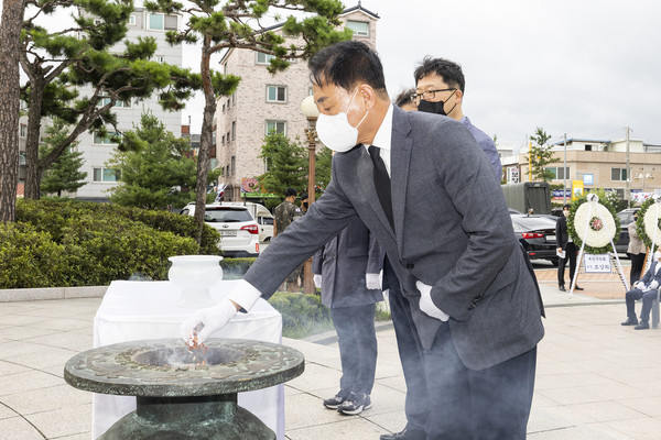 ▲ 광복절 기념 황어장터기념탑 참배 모습.