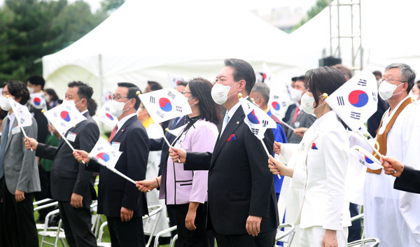 ▲ 윤석열 대통령과 부인 김건희 여사가 제77주년 광복절 경축식에서 태극기를 흔들며 광복절 노래를 제창하고 있다. /뉴시스