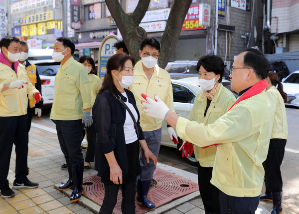 ▲ 12일 광명시의회가 폭우로 큰 피해를 입은 하안동 일대에서 의회사무국 직원들과 함께 복구 활동에 구슬땀을 흘리고 있다.