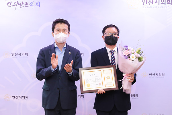 ▲ 표창장 수여식에서 송바우나 의장(사진 왼쪽)이 김기동 수상자를 축하하는 모습.