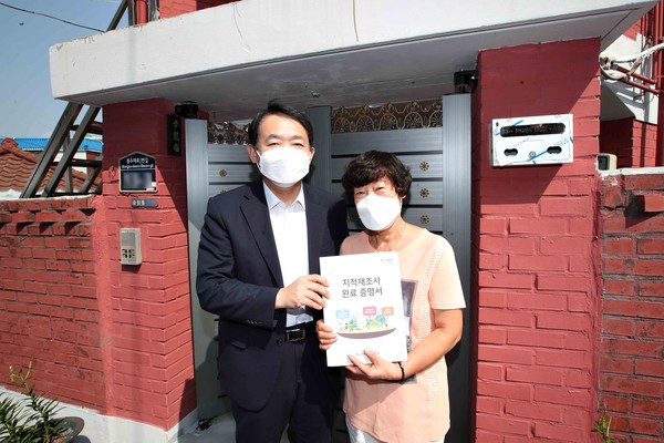 ▲ 지적재조사사업 완료증명서 전달 모습.