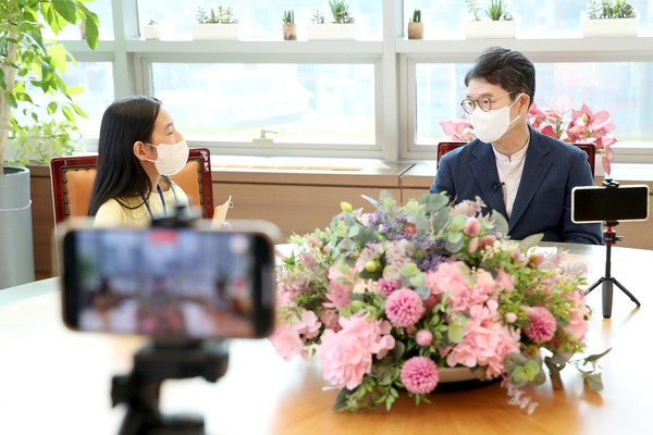 ▲ 어린이 촬영팀 정원오 구청장 인터뷰 모습.