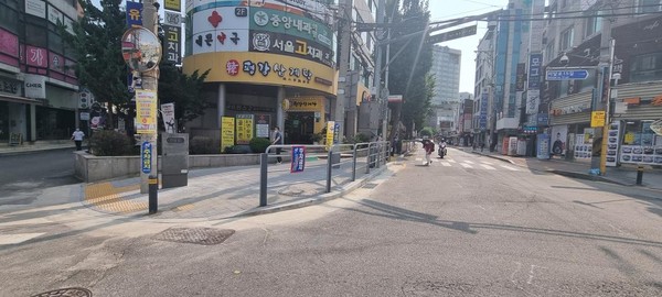 ▲ 흑석로 교차로 보도 확장 공사(후) 모습.