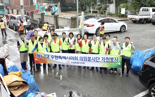 ▲ 수원특례시의회 의원봉사단 수해 복구 활동.