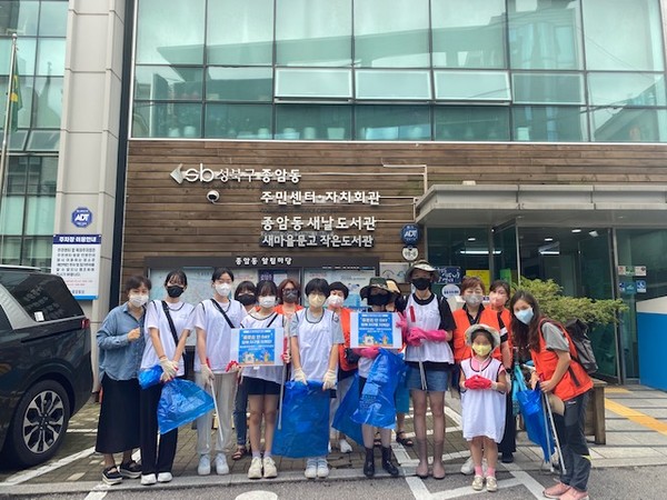 ▲ 청소년 자원봉사 활동 시작 전 단체사진.