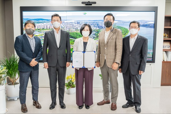 ▲ 암사 연료전지 발전사업 주주단과 면담가진 이수희 강동구청장.