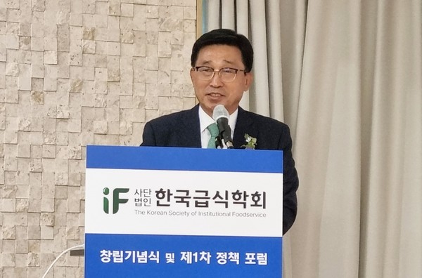 ▲ (사)한국급식학회 창립기념식 및 제1차 정책 포럼 축사하는 한국농수산식품유통공사 김춘진 사장.