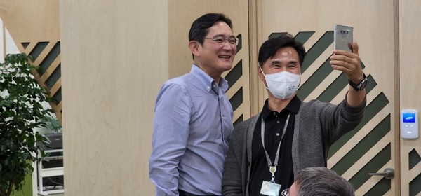 ▲ 이재용 부회장이 삼성전자 화성캠퍼스에서 임직원들과 함께 사진을 찍고 있다.