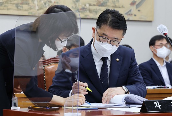 ▲ 자료 살피는 장상윤 교육부 차관