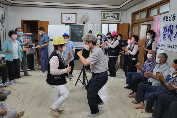 ▲ 외동신바람재능봉사단, 어르신 위한 찾아가는 노래공연 진행.